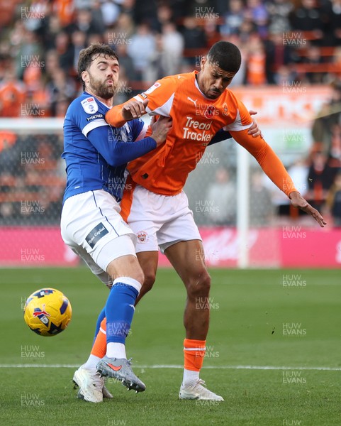 081125 - Blackpool v Cardiff City - Sky Bet League 1 - Calum Chambers of Cardiff and Ashley Fletcher of Blackpool