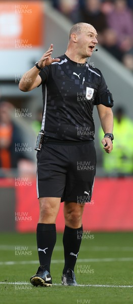 081125 - Blackpool v Cardiff City - Sky Bet League 1 - Referee Robert Madley