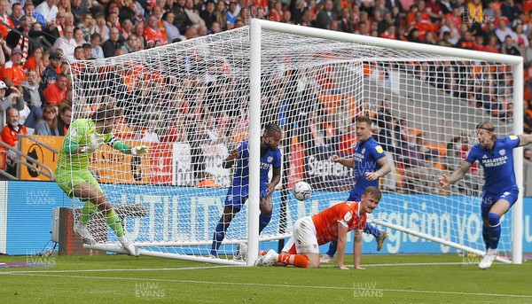 140821 - Blackpool v Cardiff City - Sky Bet Championship Leandra Bacuna of Cardiff puts the ball past Goalkeeper Chris Maxwell of Blackpool to score the first goal of the match 