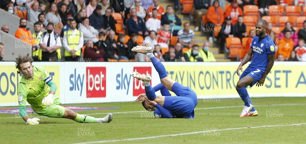 140821 - Blackpool v Cardiff City - Sky Bet Championship Kieffer Moore of Cardiff puts the ball past Goalkeeper Chris Maxwell of Blackpool to score the 2nd goal