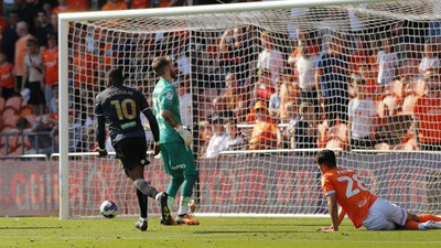 130822 - Blackpool v Swansea City - Sky Bet Championship - Olivier Ntcham of Swansea leaves Goalkeeper Daniel Grimshaw of Blackpool and Rhys Williams of Blackpool behind as he scores 1st goal of the match