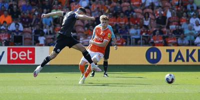 130822 - Blackpool v Swansea City - Sky Bet Championship - Matt Grimes of Swansea tries for goal