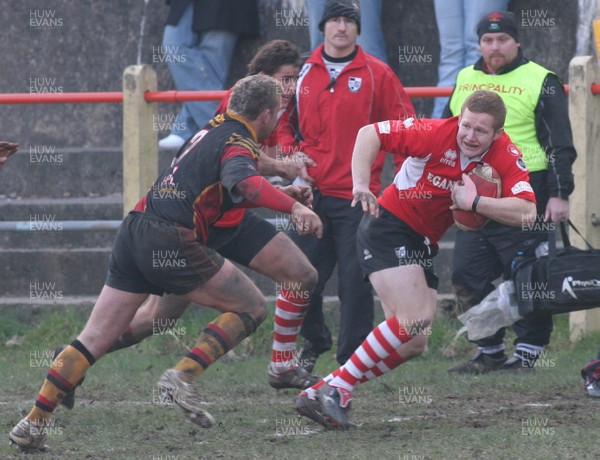 16.02.08 Blackwood Stars RFC. vs. Pontypridd RFC.   Konica Minolta Cup. Glan-Yr-Afon Park, Blackwood, Wales.    Duane Goodfield looks to handoff opposite number Rhys Williams.    