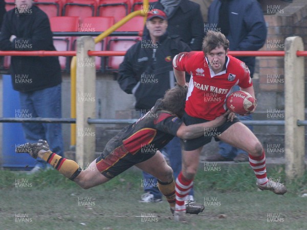 16.02.08 Blackwood Stars RFC. vs. Pontypridd RFC.   Konica Minolta Cup. Glan-Yr-Afon Park, Blackwood, Wales.    Kristian Baller looks for support as Kristian Perry hangs on in the tackle.    