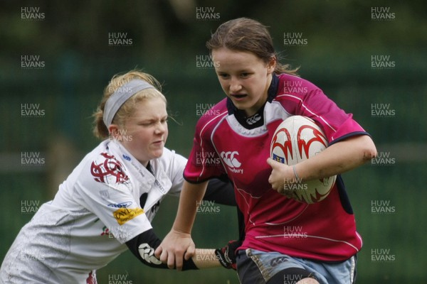 11.10.09 Cardiff Blues Girls U15's v Ospreys Girls U15's - Regional championships - Blues' Full back Lowi Morgan breaks out of defense. 