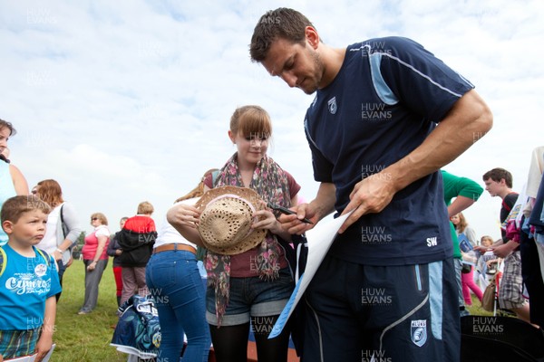 090812 - Cardiff Blues players meet fans at the Eisteddfod in the Vale of Glamorgan