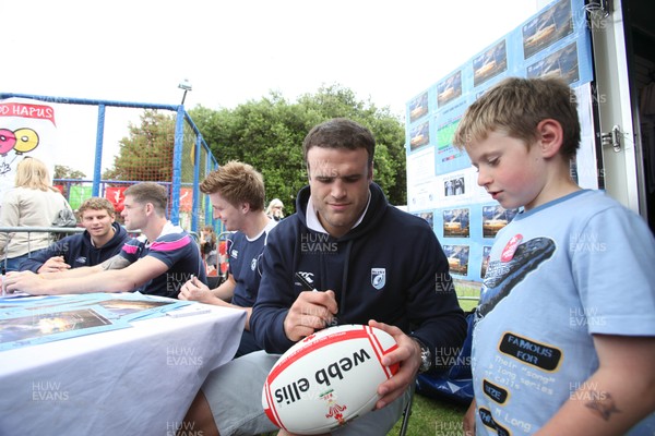 230612 - Cardiff Blues players visit the Tafwyl Festival at Cardiff Castle