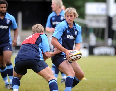 04.08.08 - Cardiff Blues Jamie Robinson takes part in an open training session at Pontypridd's Sardis Road 