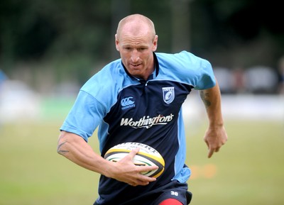 04.08.08 - Cardiff Blues Gareth Thomas takes part in an open training session at Pontypridd's Sardis Road 