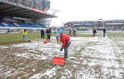 Blues Staff and Fans Clear Pitch of Snow 190113