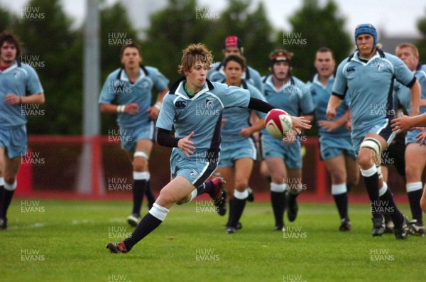 060906 - Blues Under 18 v Scarlets Under 18 - Blues Joe Downes offloads 