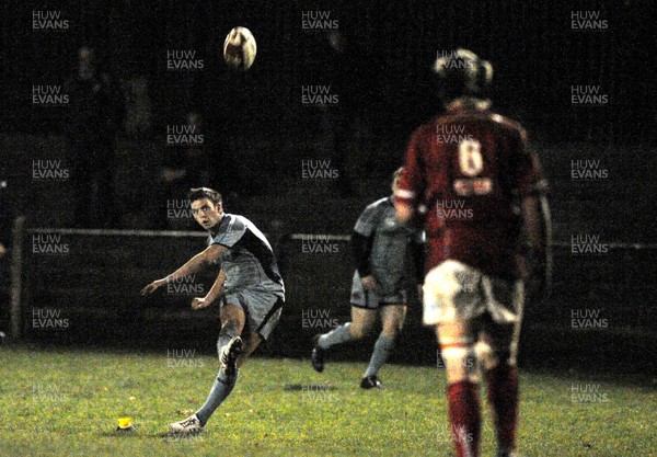 19.11.08 - Cardiff Blues u20 v Scarlets u20 Blues' Dean Gunther kicks for goal 