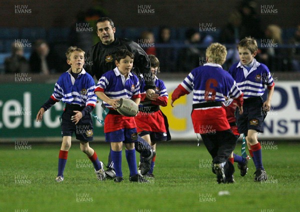 311008 - Cardiff Blues v Bath - EDF Energy Cup - Half time tag rugby