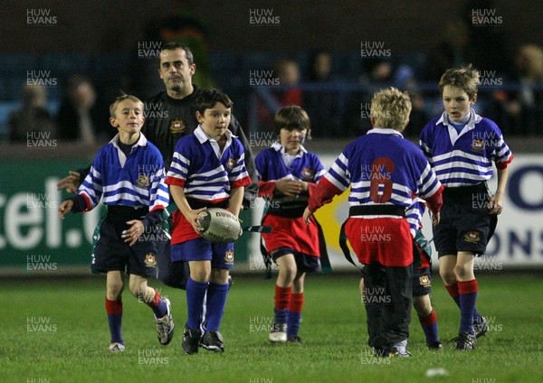 311008 - Cardiff Blues v Bath - EDF Energy Cup - Half time tag rugby