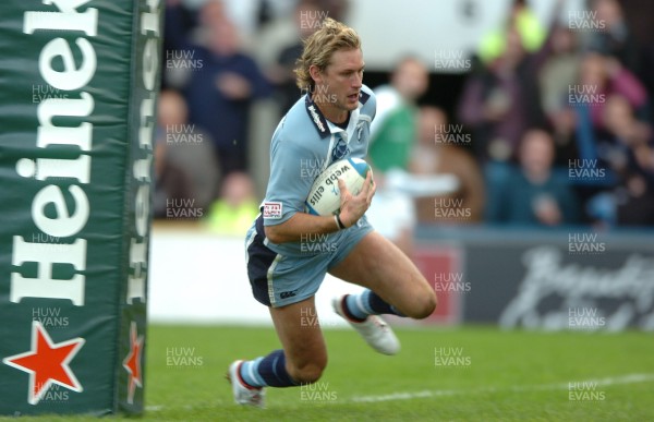 11.11.07 - Cardiff Blues v Bristol - Heineken Cup - Cardiff's Jamie Robinson dives in for try 