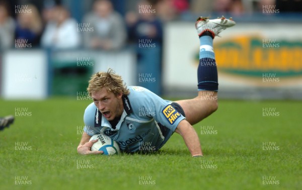 11.11.07 - Cardiff Blues v Bristol - Heineken Cup - Cardiff's Jamie Robinson dives in for try 