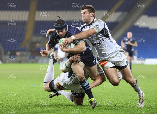 14.01.11.... Cardiff Blues v Castres, Heieken Cup -  Leigh Halfpenny of Cardiff Blues powers through the Catres defence to score try 