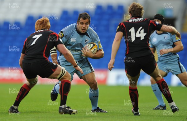 04.09.09 - Cardiff Blues v Edinburgh - Magners League - Gary Powell of Cardiff Blues takes on Roddy Grant and Mark Robertson of Edinburgh. 