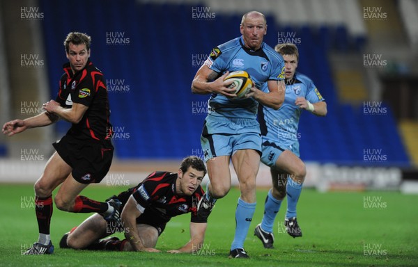 04.09.09 - Cardiff Blues v Edinburgh - Magners League - Gareth Thomas of Cardiff Blues breaks. 