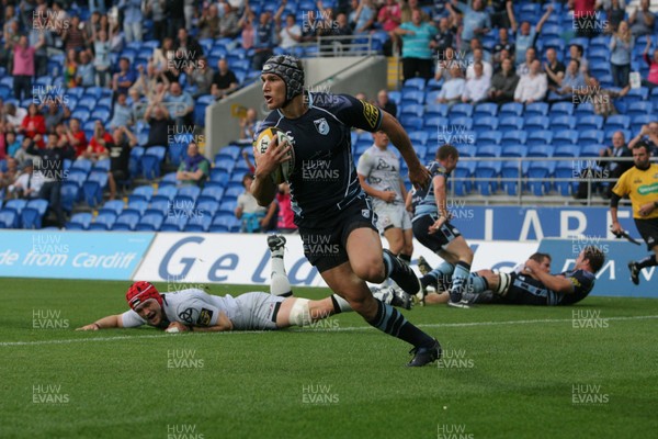 04.09.10  Cardiff Blues v Edinburgh... Cardiff's Tom James scores try . 