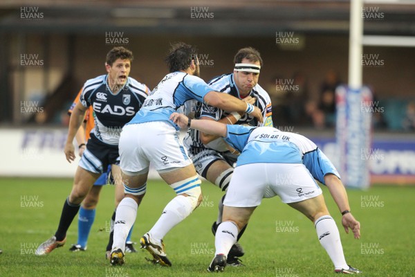 061012 Cardiff Blues v GlasgowBlues' Lou Reed takes on Josh Strauss and Michael Cusack of Glasgow