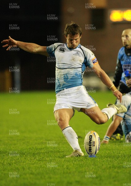 061012 Cardiff Blues v Glasgow Warriors - RaboDirect PRO 12 -Glasgow's Pete Horne kicks another penalty