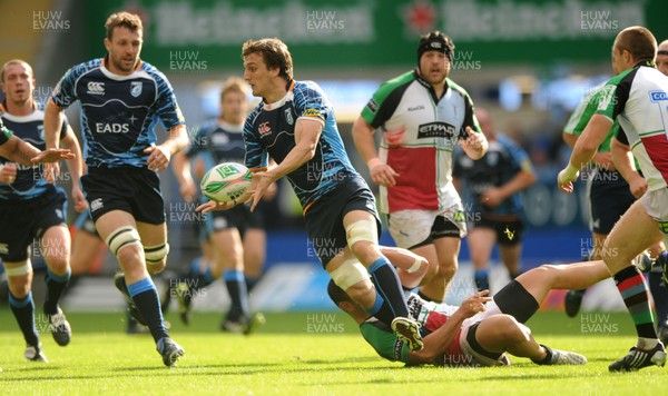 10.10.09 - Cardiff Blues v Harlequins - Heineken Cup - Sam Warburton of Cardiff Blues looks for support. 