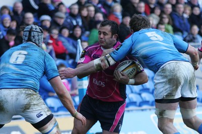 07.03.10 Cardiff Blues v Leinster - Magners League - Blues' Gary Powell powers through Leinster's Malcolm O'Kelly(5) & Kevin McLaughlin to score. 