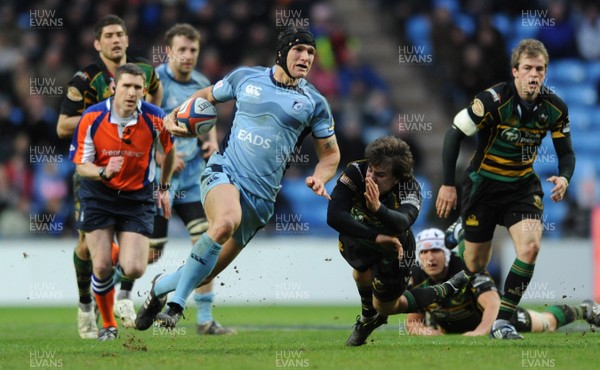 28.03.09 - Cardiff Blues v Northampton - EDF Energy Cup Semi Final 2009 - Cardiff's Tom James breaks. 