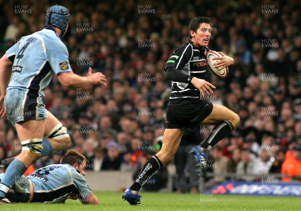 24.03.07 -  Ospreys v Cardiff Blues - EDF Energy Cup Semi-Final - Ospreys James Hook breaks clear 