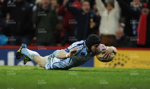 300313 - Cardiff Blues v Ospreys - RaboDirect PRO12 - Leigh Halfpenny of Cardiff Blues scores try 