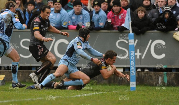 31.12.08 - Cardiff Blues v Ospreys - Magners League - Ospreys Lee Byrne beats Tom James to score try. 