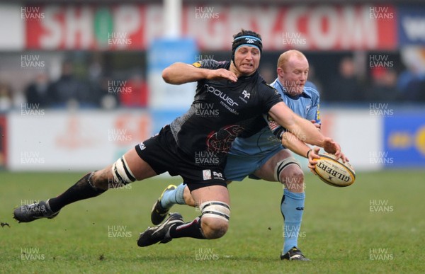 31.12.08 - Cardiff Blues v Ospreys - Magners League - Ospreys Ian Gough and Martyn Williams compete for the ball. 