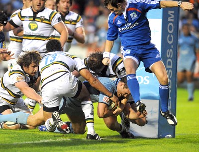 29.08.08 - cardiff Blues v Northampton Saints Referee James Jones takes evasive action as Jamie Roberts charges through to score try 