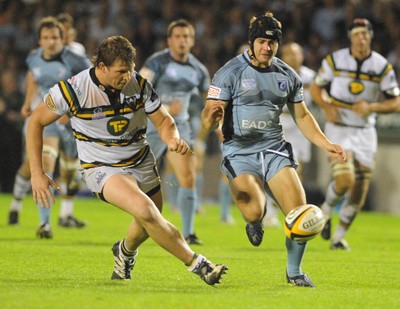 29.08.08 - cardiff Blues v Northampton Saints Blues' Lee Halfpenny chips ahead as Dylan Hartley challenges 