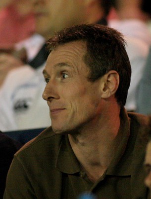 29.08.08 Cardiff Blues vs. Northampton Saints. Pre-Season Friendly. Cardiff Arms Park, Cardiff. 
 
Wales skills coach Rob Howley casts a watchful eye over The Cardiff Blues squad.  
 
