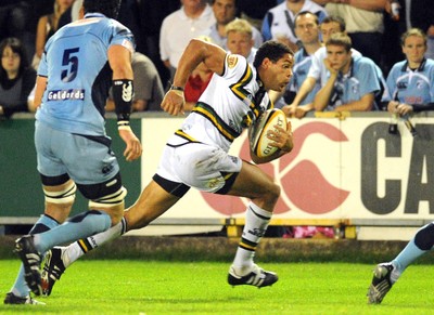 29.08.08 - cardiff Blues v Northampton Saints Northampton's Joe Ansbro breaks 