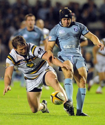 29.08.08 - cardiff Blues v Northampton Saints Blues' Lee Halfpenny chips ahead as Dylan Hartley challenges 