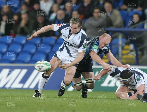 16.01.10. Cardiff Blues v Sale Sharks... Sale's Dwayne Peel competes with Martyn Williams. 