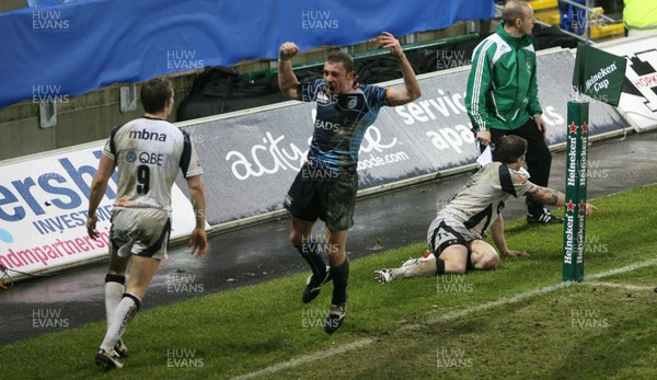 16.01.10. Cardiff Blues v Sale Sharks... Cardiff's Richie Rees celebrates try. 