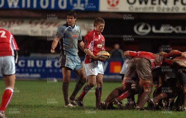 010107 - Cardiff Blues v Llanelli Scarlets - Magners League - Cardiff's Mike Phillips and Llanelli's Dwayne Peel prepare for a scrum  