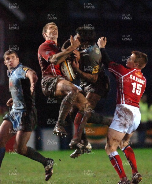 010107 - Cardiff Blues v Llanelli Scarlets - Magners League - Cardiff's Mike Phillips and Dafydd James jump for high ball  