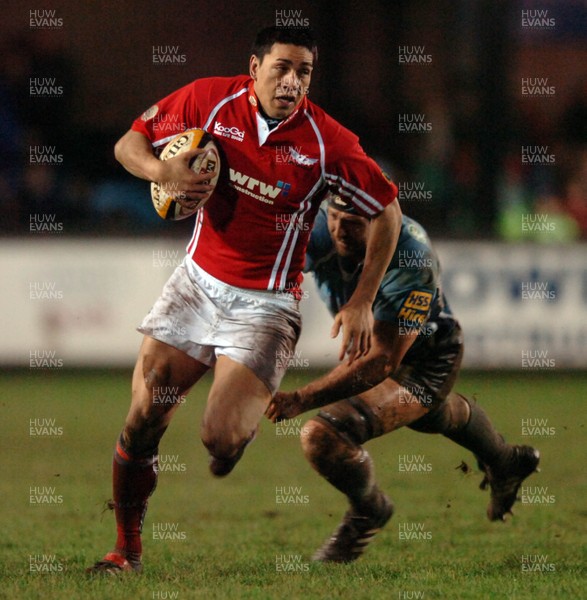 010107  Cardiff Blues v Llanelli Scarlets Llanelli's Regan King beats tackle by Deiniol Jones  