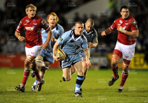 11.04.08 - Cardiff Blues v Llanelli Scarlets - Magners League -  Cardiff's Richie Rees breaks 