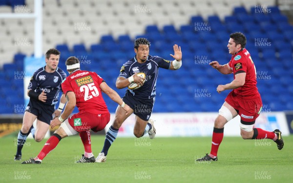 22.10.10.. Cardiff Blues v Scarlets, Magners League -  Cardiff Blues' Casey Laulala charges forward 