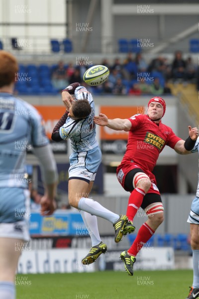 23.10.11 - Cardiff Blues v Scarlets - LV= Cup Scarlets' Jon Edwards challenges Blues' Cory Allen for a high ball 