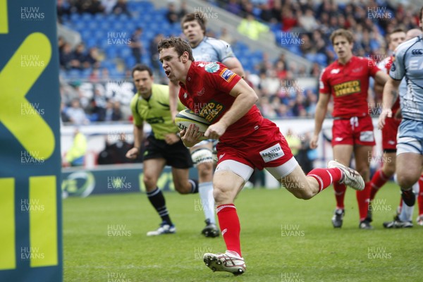 23.10.11 - Cardiff Blues v Scarlets - LV= Cup Adam Warren crosses to score the Scarlets' first try 