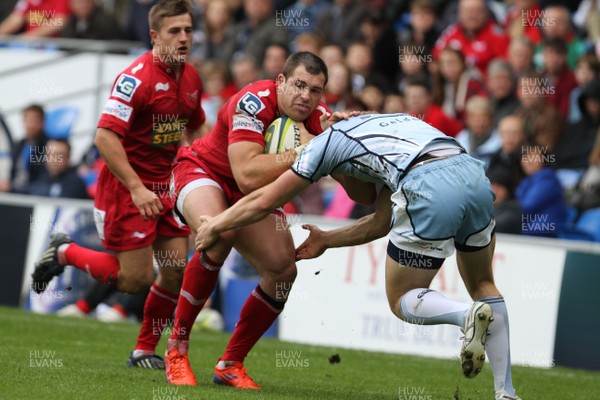 23.10.11 - Cardiff Blues v Scarlets - LV= Cup Scarlets' Sean Lamont is stopped in his tracks 