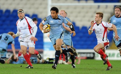 26.03.10 - Cardiff Blues v Ulster - Magners League - Blues' Casey Lualala gets away from Ulster's Paul Marshall(r). 