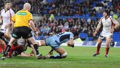 26.03.10 - Cardiff Blues v Ulster - Magners League - Blues' Maama Molitika dives in to score try. 